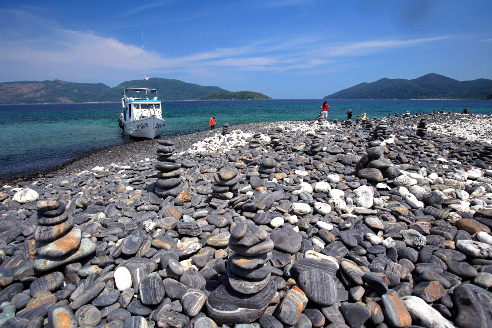 泰国丽贝岛岩石海滩景观，拥有清澈海水与迷人的安达曼海海岸风光。