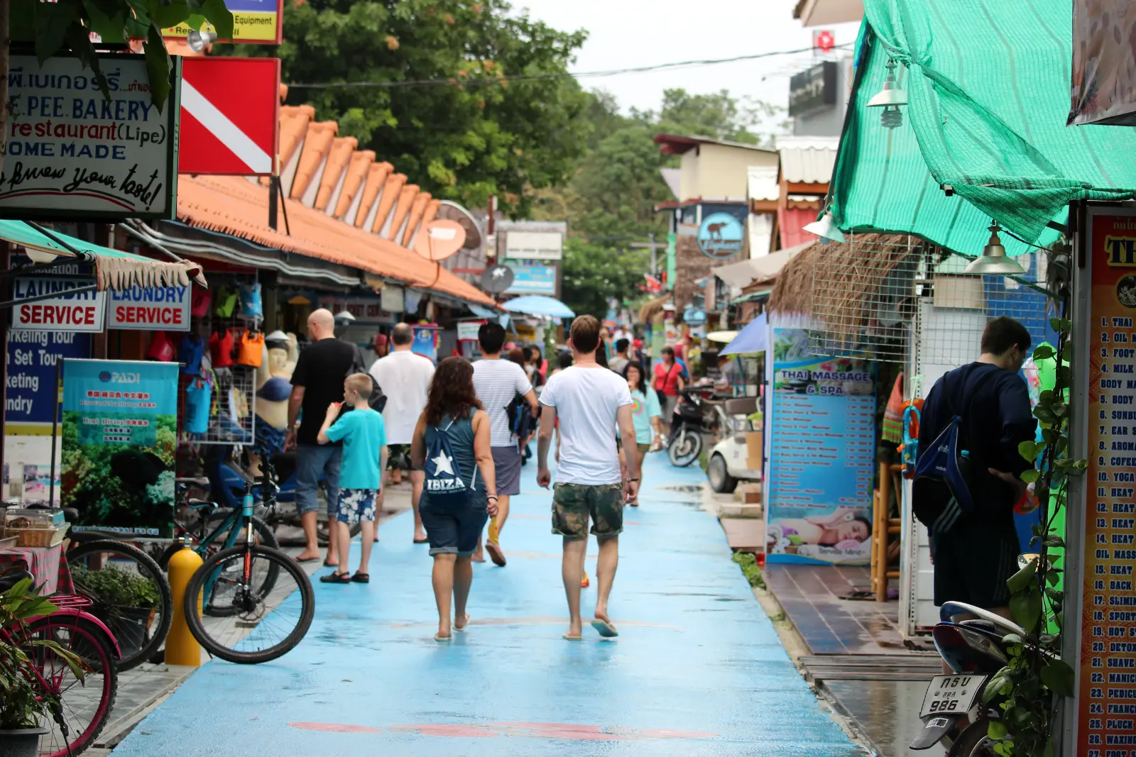 泰国丽贝岛步行街（Walking Street），汇聚特色商店、美食餐厅与热闹海岛氛围。