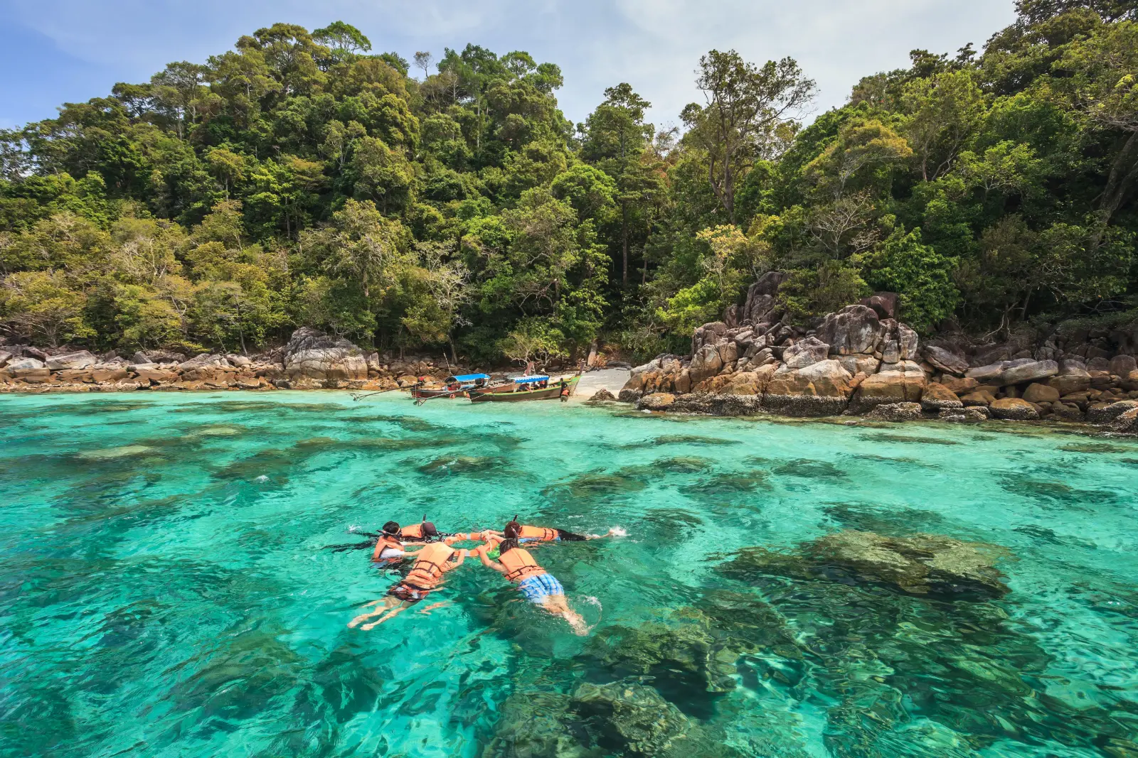 泰国丽贝岛浮潜体验，在清澈海水中探索丰富海洋生态与热带鱼群。