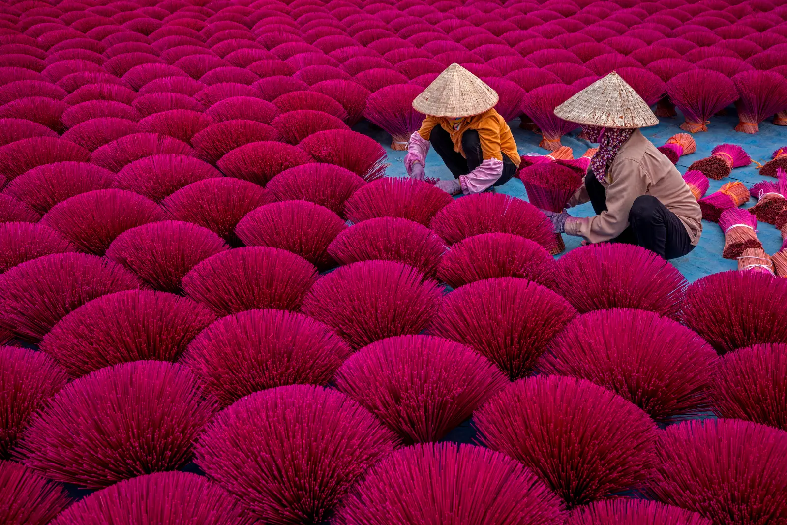 越南广富球香村（Quang Phu Cau Incense Village），以五彩缤纷的香束与传统制香工艺闻名。