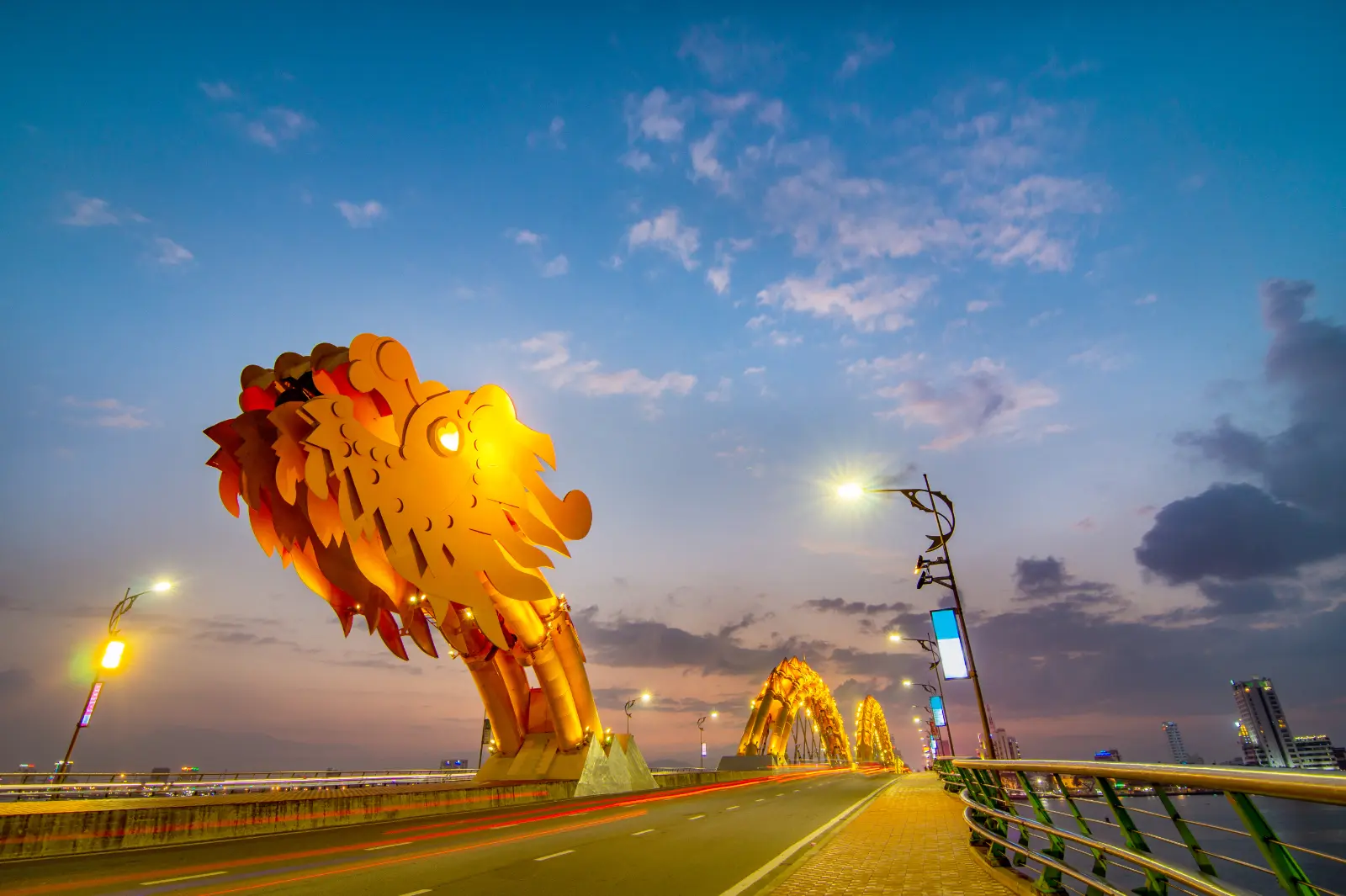 越南岘港龙桥（Dragon Bridge），展现标志性的巨龙造型桥梁与迷人夜景。