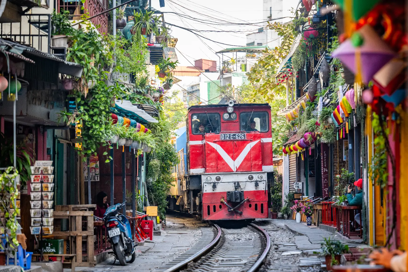 越南河内火车街（Hanoi Train Street），体验火车穿越老城区街道的独特景观。