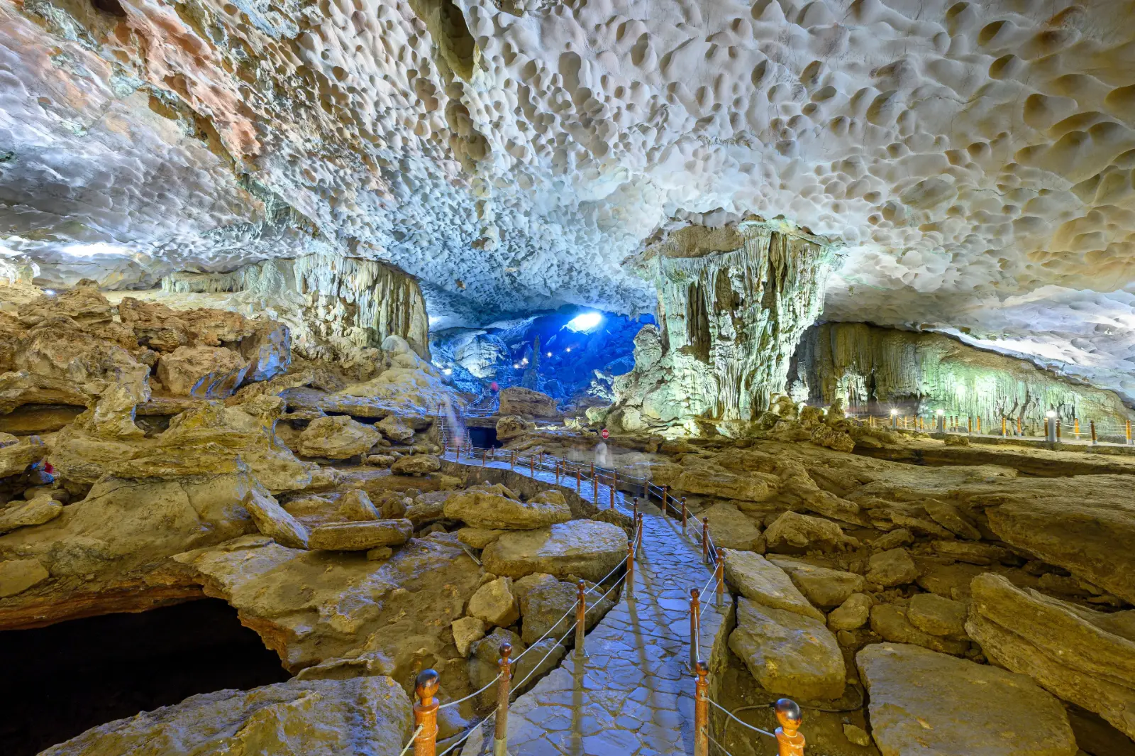 越南宁平石灰岩洞穴景观，展现壮观钟乳石与地下溶洞奇景。