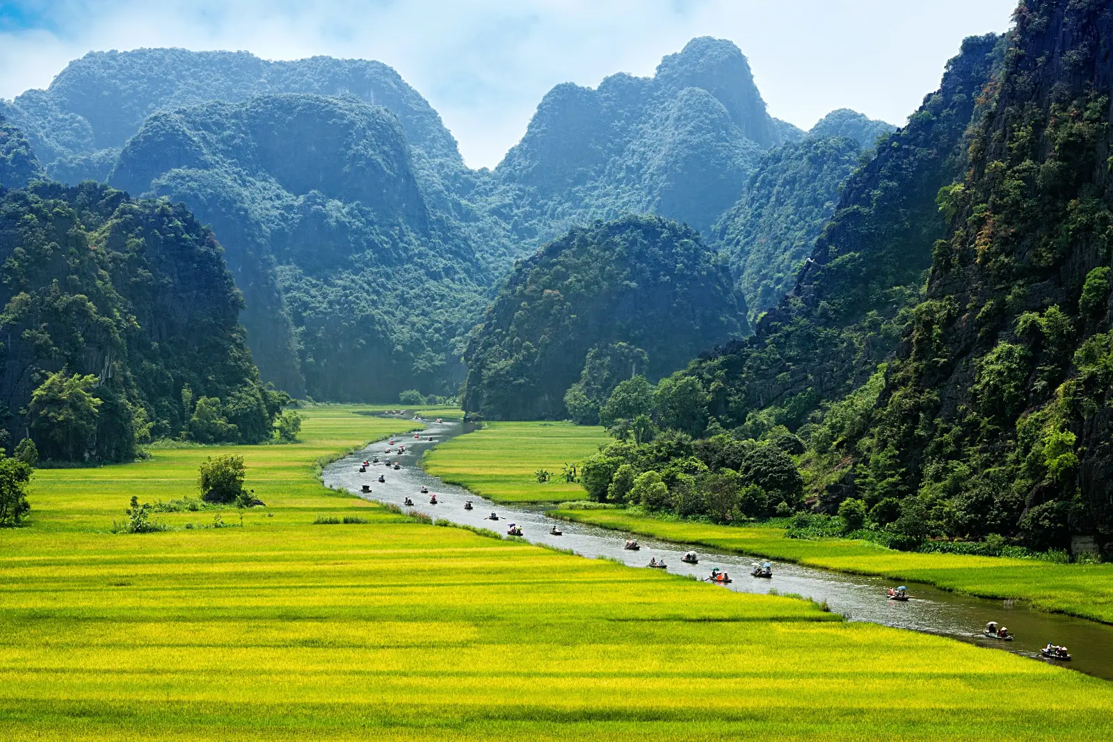 越南宁平三谷（Tam Coc），拥有翠绿稻田与壮丽喀斯特山峰景观。