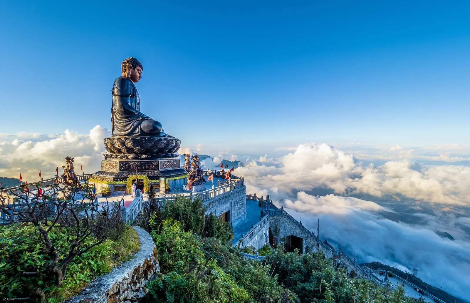 越南沙坝番西邦峰（Fansipan），登上“印度支那屋脊”，俯瞰壮丽云海与群山美景。