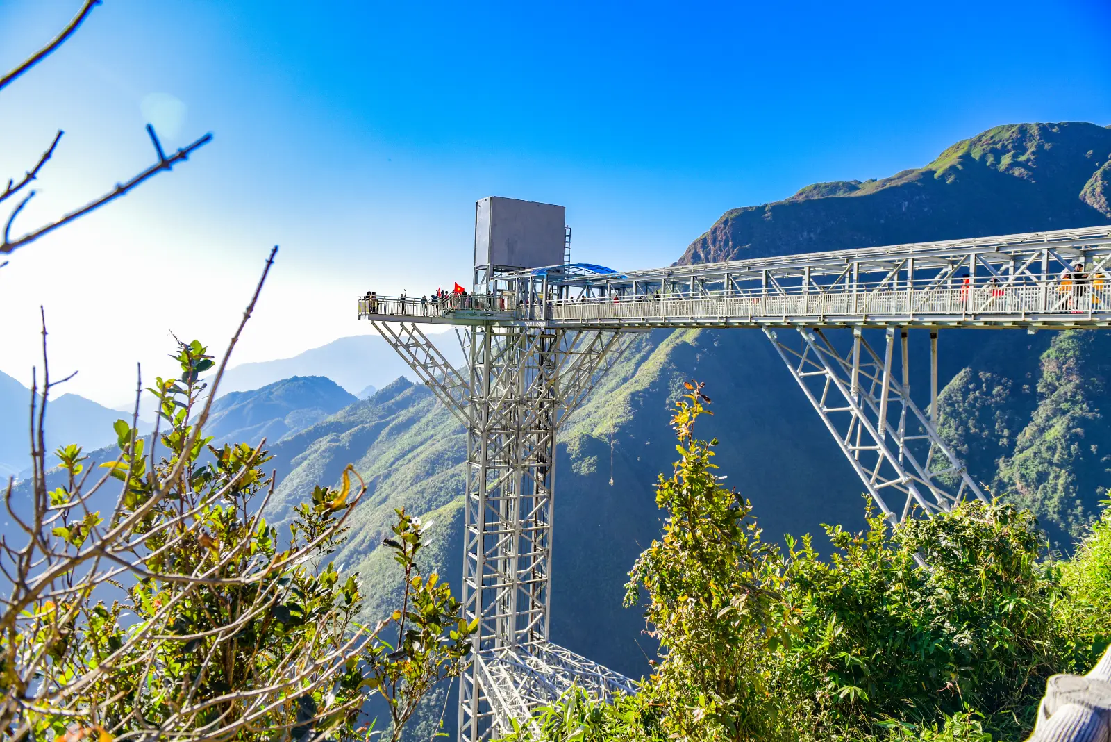 越南沙坝龙云玻璃桥（Rong May Glass Bridge），俯瞰北越壮丽山谷与群山景观。