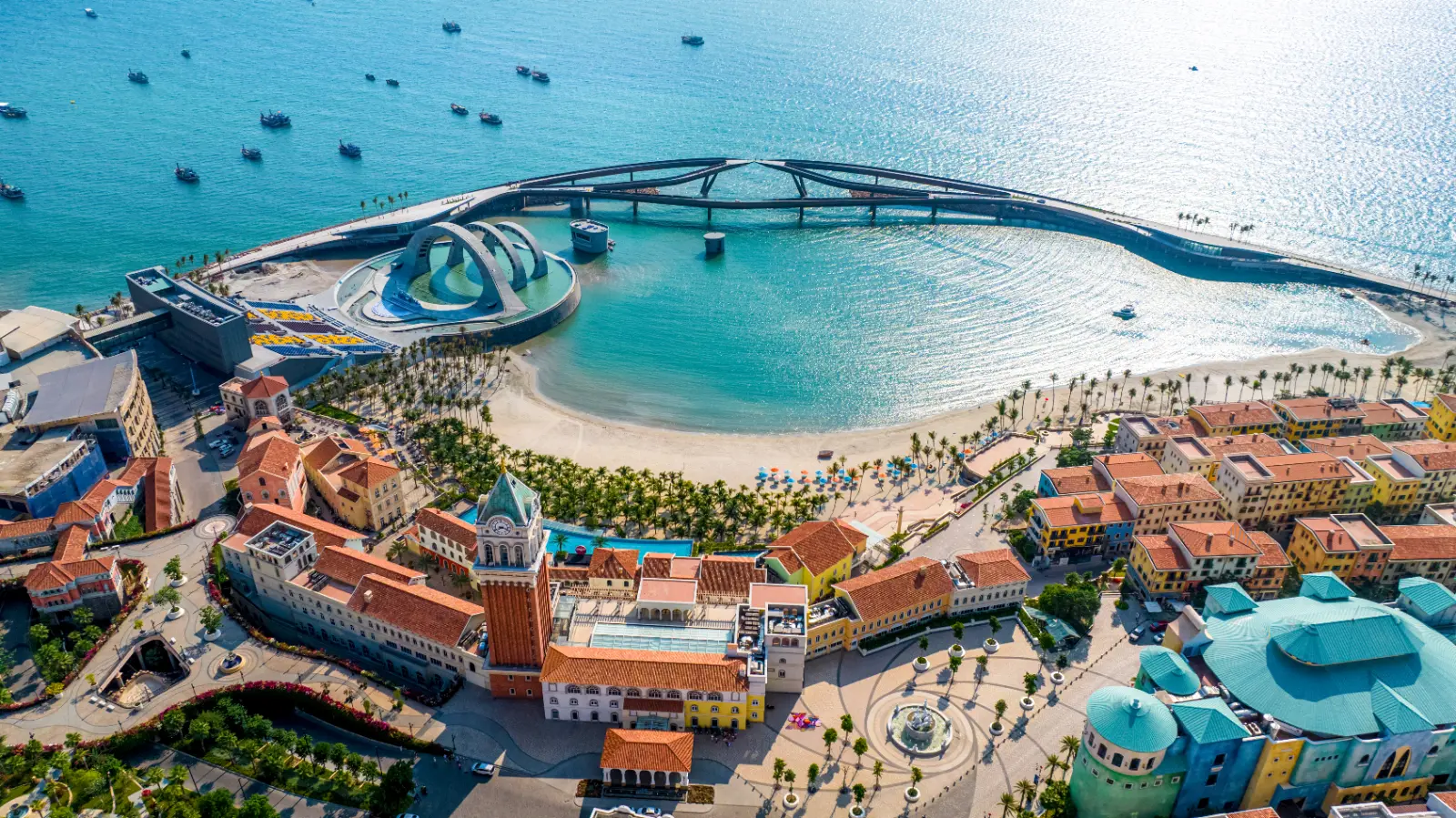 越南富国岛日落小镇接吻桥（Kiss Bridge），欣赏浪漫海景与绝美日落风光。