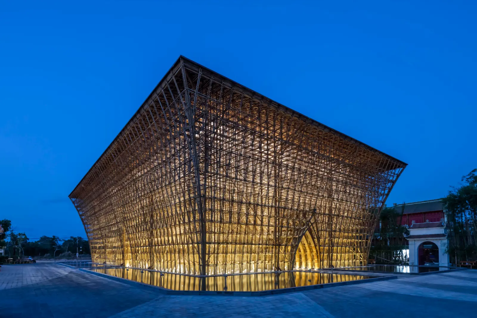 越南富国岛竹艺剧院（Bamboo Legend Theatre），展现独特竹建筑设计与文化表演艺术。