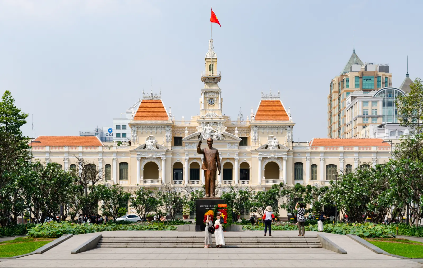 越南胡志明市人民委员会大楼（Ho Chi Minh City Hall），展现典雅的法式殖民建筑与城市地标风貌。