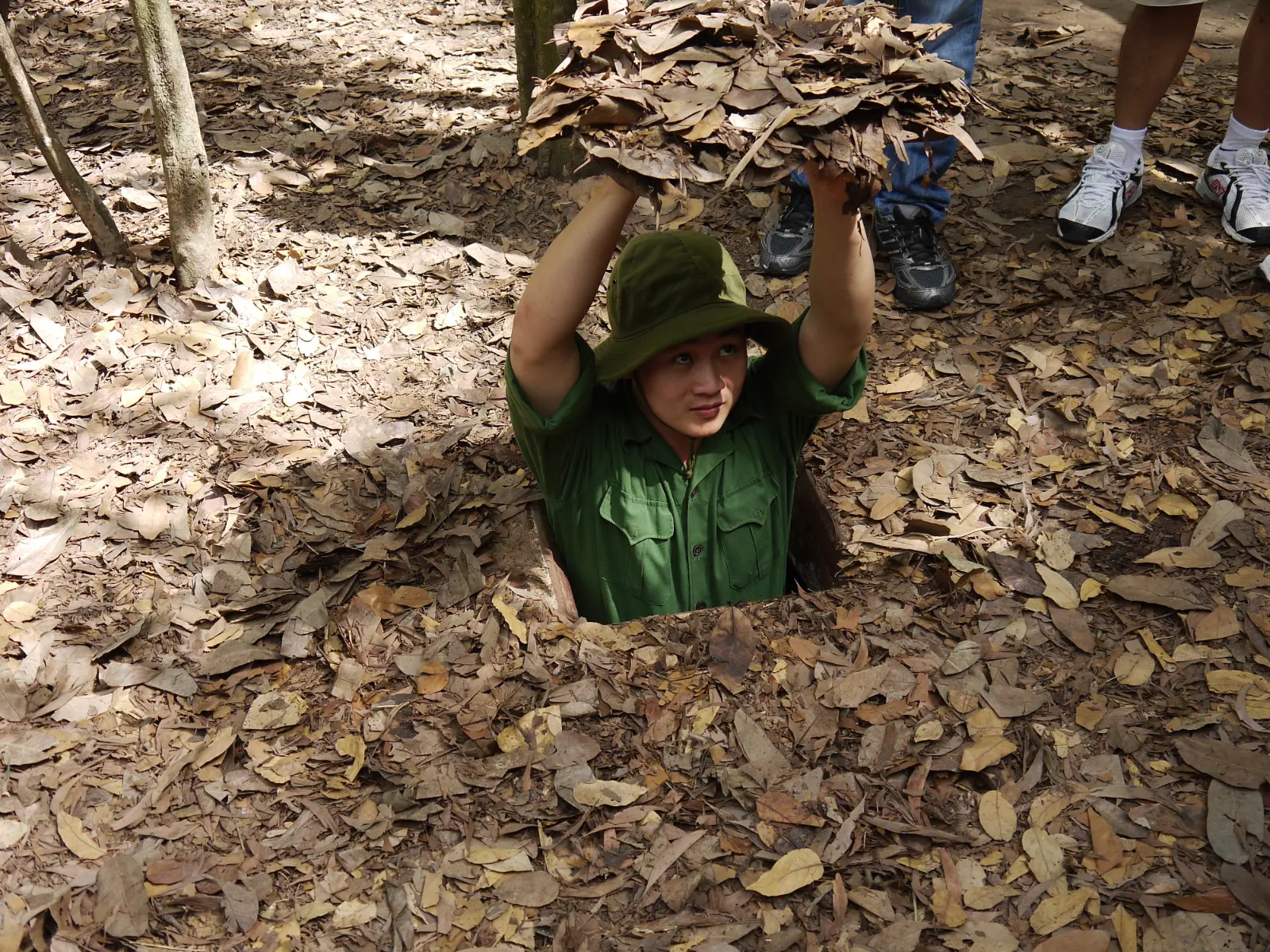越南胡志明市古芝地道（Cu Chi Tunnels），探索越战时期著名的地下隧道网络与历史遗迹。