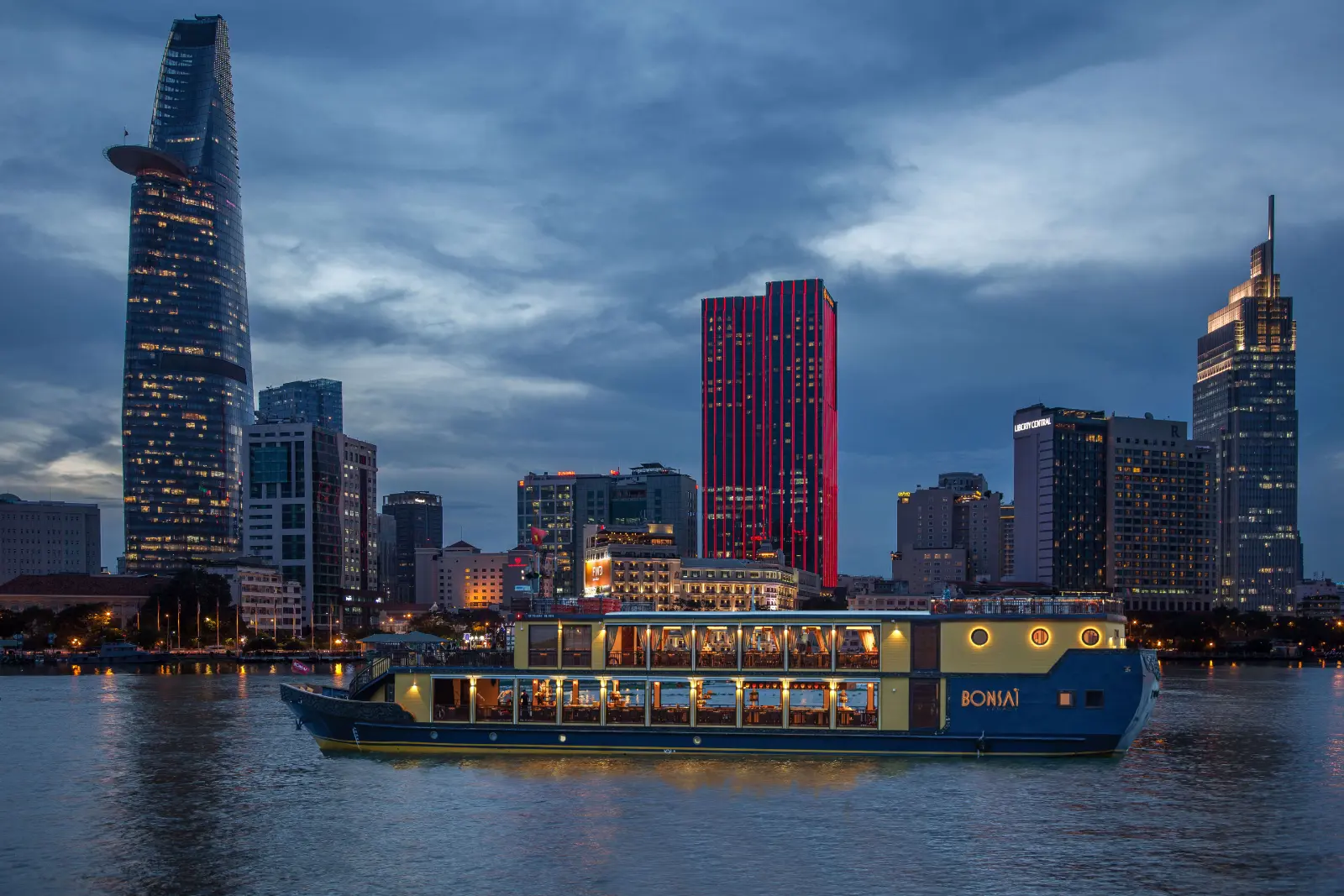 越南胡志明市西贡河游船（Saigon River Cruise），欣赏城市天际线与迷人的夜间河岸风光。