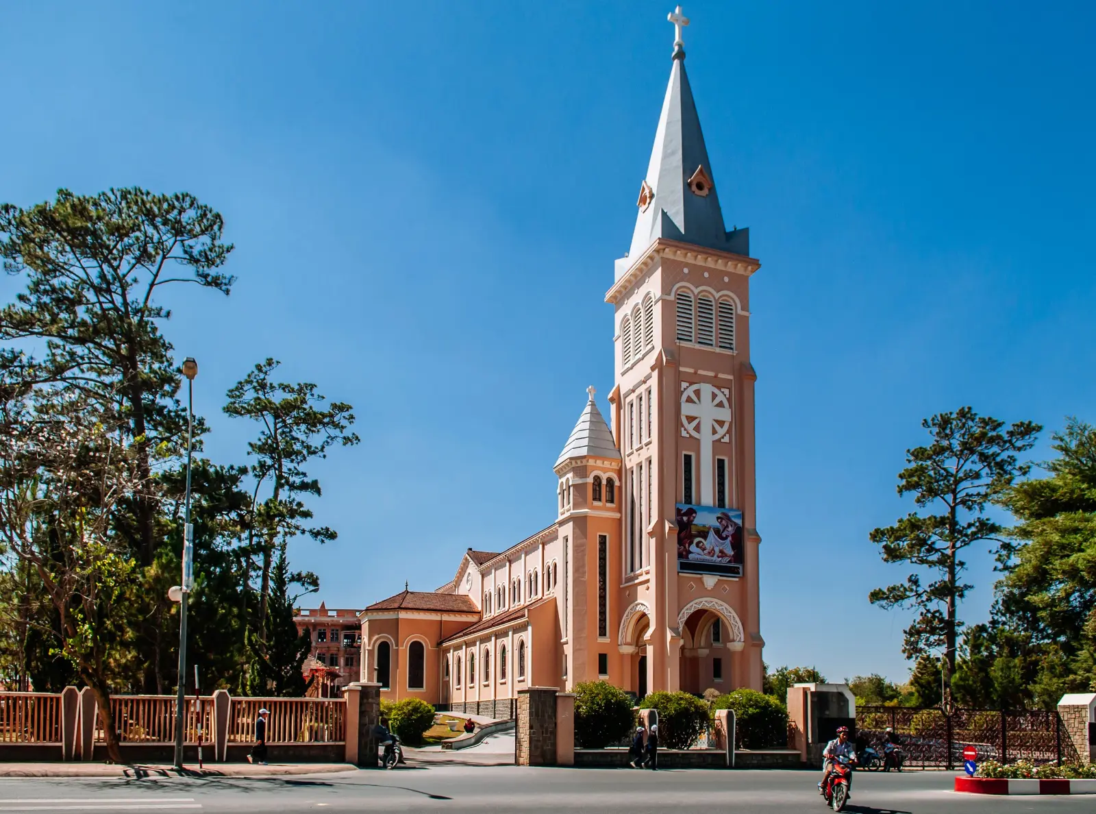 越南大叻玛丽修道院教堂（Domaine de Marie Church），展现独特粉色建筑与法式殖民风格。