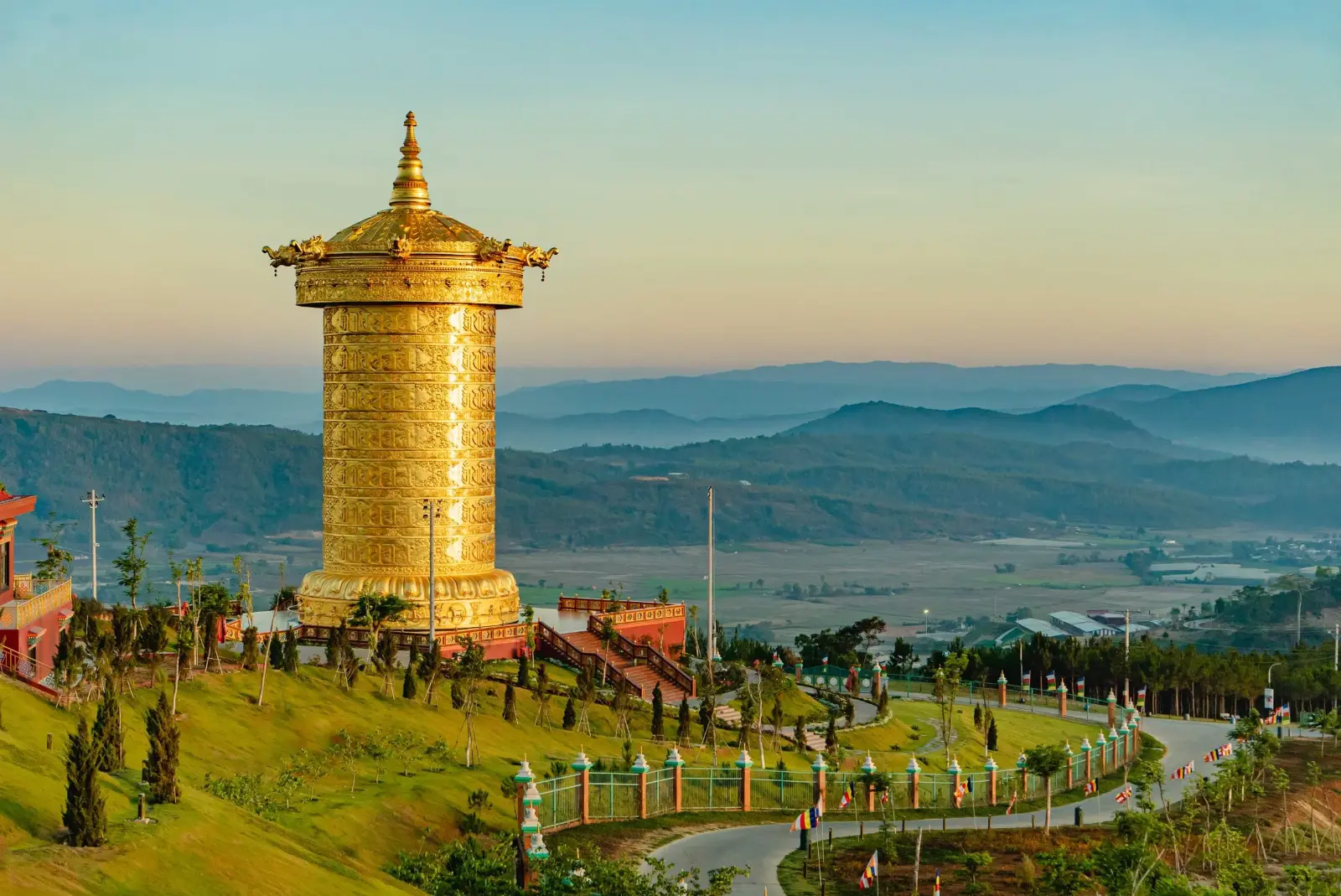 越南大叻三登山（Samten Hills Da Lat），拥有世界最大的转经轮之一，并可俯瞰中部高原壮丽景色。