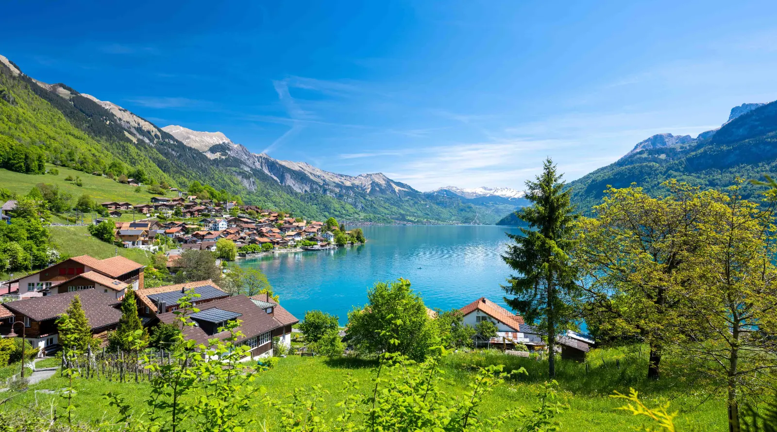 瑞士布里恩茨湖（Lake Brienz），拥有碧蓝湖水、阿尔卑斯山景与童话般的小镇风光。