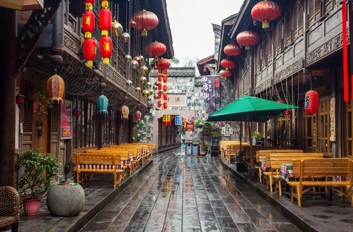 Jinli Ancient Street in Chengdu, Sichuan, China, featuring traditional wooden architecture, red lanterns, local restaurants, and authentic Sichuan culture in one of Chengdu's most famous historic streets.