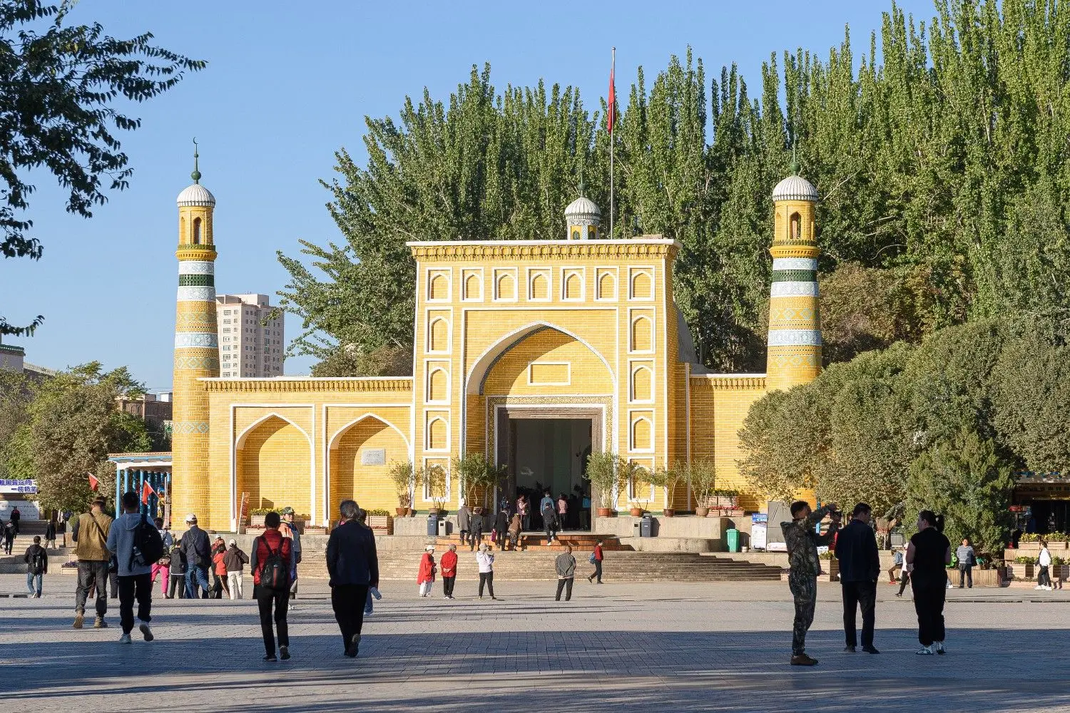 Id Kah Mosque in Kashgar, Xinjiang, China, the largest mosque in Xinjiang and a historic Silk Road landmark featuring traditional Uyghur Islamic architecture.