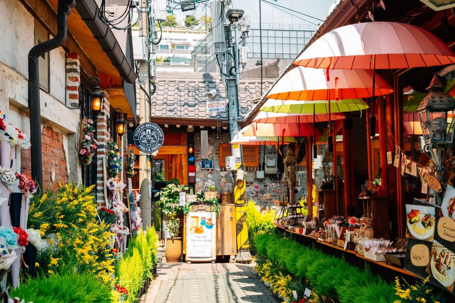 Charming cafés and traditional hanok alleyways at Ikseon-dong Hanok Village in Seoul, South Korea, blending historic Korean architecture with trendy boutiques, artisan shops, and vibrant local culture.