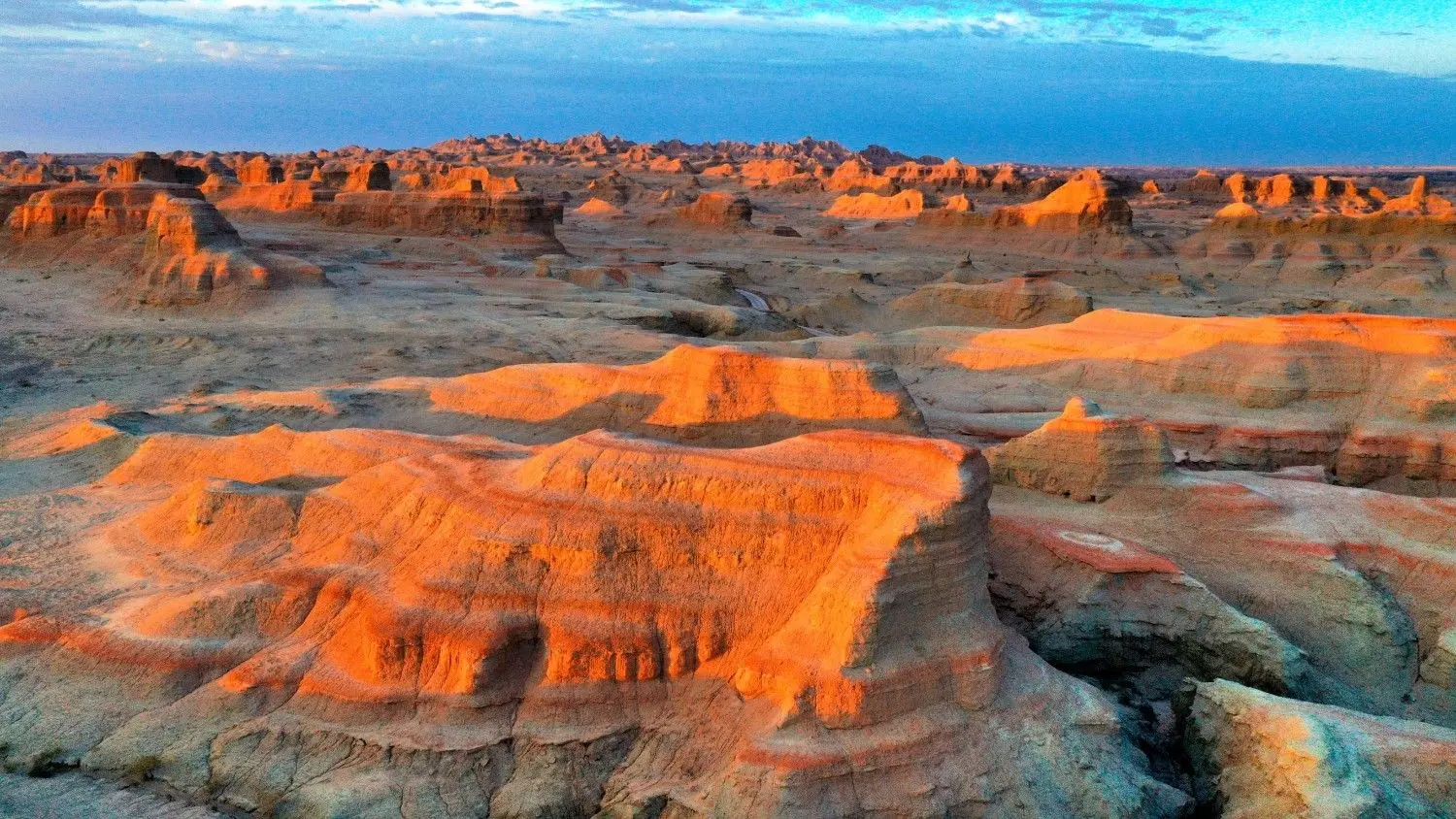 World Ghost City (Urho Ghost City) in Xinjiang, China, featuring dramatic wind-eroded Yardang landforms, striking red sandstone formations, and one of the world's most spectacular desert geological landscapes.