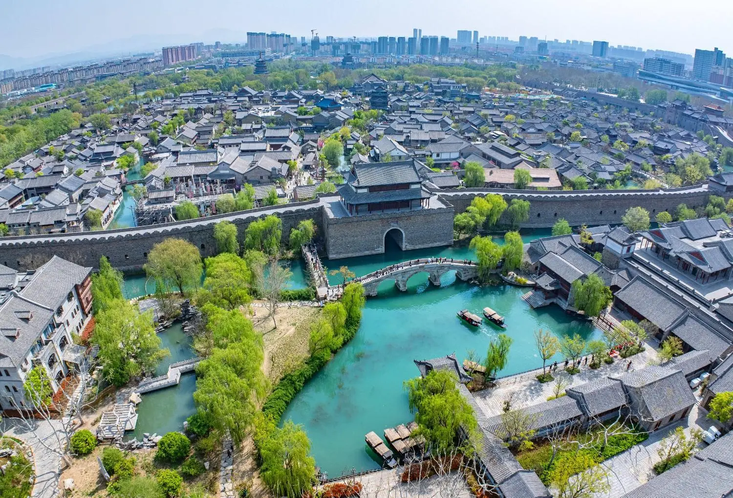 Mingshui Ancient Town in Jinan, Shandong, China, featuring crystal-clear spring-fed canals, traditional Chinese architecture, stone bridges, and charming historic streets. A picturesque cultural destination that blends centuries-old heritage with the beauty of Jinan's famous natural springs.