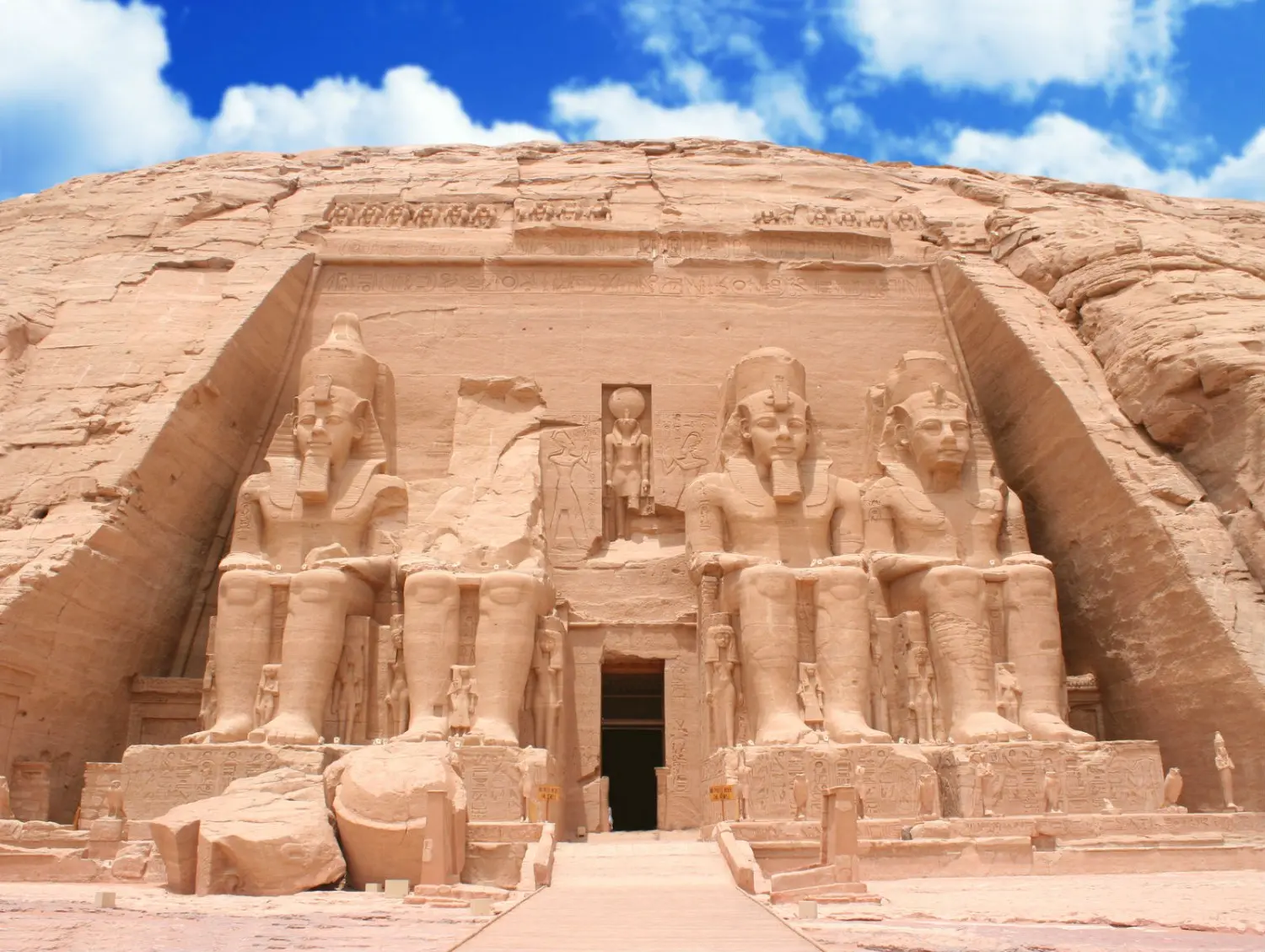 Abu Simbel Temples in Aswan, Egypt, featuring the colossal statues of Pharaoh Ramesses II carved into the rock façade. A UNESCO World Heritage Site and one of ancient Egypt’s most spectacular monuments.