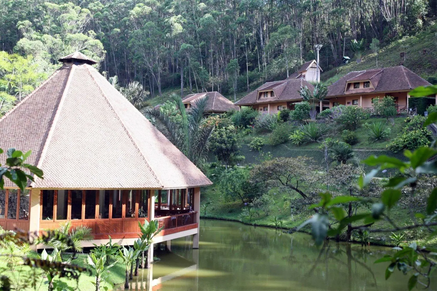 Vakona Forest Lodge in Andasibe, Madagascar, featuring charming bungalows surrounded by lush tropical rainforest and a tranquil lake. A peaceful nature retreat near Andasibe’s famous lemur reserves.